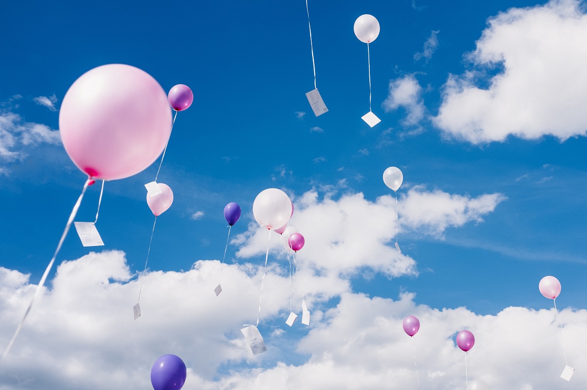 Une enfant de 7 ans décède après avoir éclaté un ballon gonflable de son  anniversaire 